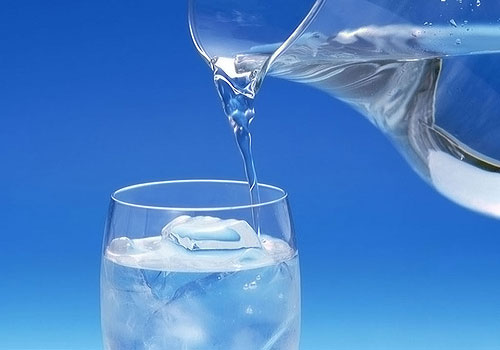 É recomendado beber água gelada 30 min após a refeição