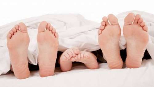 pés na cama