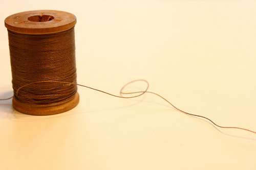 Fio de seda ou algodão para depilar pelos do buço