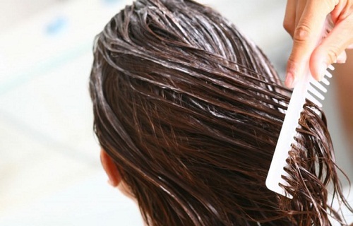Mulher fazendo tratamento antes do corte de cabelo