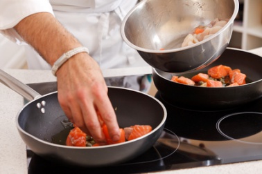 Por que devemos deixar de usar o plástico e o teflon na cozinha?
