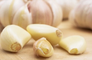 É bom comer alho com o estômago vazio?