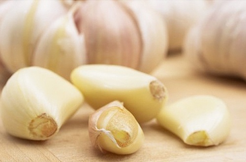 É bom comer alho com o estômago vazio?