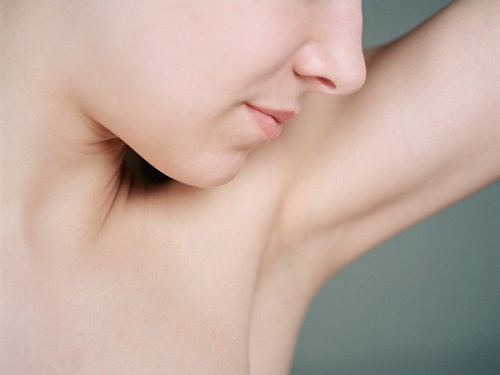 gânglios linfáticos na axila de uma mulher