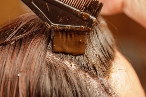 Benefícios de tingir o cabelo com Henna
