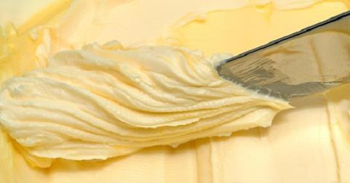 Aprenda a preparar sua manteiga caseira com apenas dois ingredientes