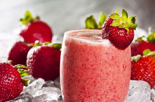 Vitaminas ricas em proteínas, à base de aveia e morango