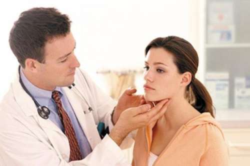 Médico examinando os gânglios linfáticos