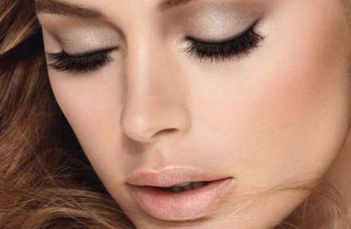 Lábios discretos para aparentar olhos maiores
