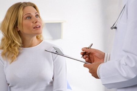 Mulher consultando um médico por inflamação nos gânglios linfáticos