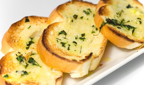 Pão de alho feito com paes velhos