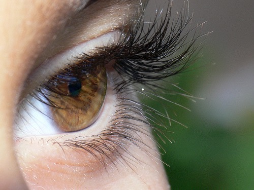 Cílios espessos para aparentar olhos maiores