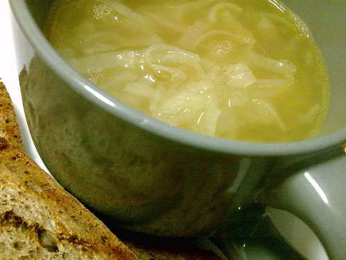 Sopa de cebola ajuda a combater retenção de líquidos