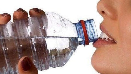 É saudável beber água de garrafas de plástico?