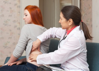 Mulher fazendo um check-up para evitar a hipertensão e insuficiência renal