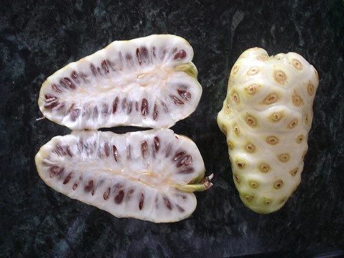 O suco de noni pode ajudar a parar de fumar