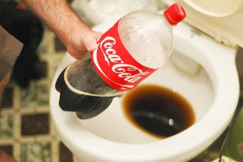 13 Usos alternativos da Coca Cola… O que estamos bebendo? 13 Usos alternativos da Coca Cola… O que estamos bebendo?