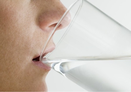 Beber água para ter um hálito agradável