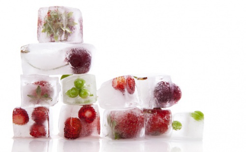 Pedras de gelo frutais: formas de beber água
