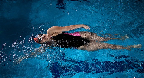 A natação pode ser um dos remédios naturais para desinchar o corpo