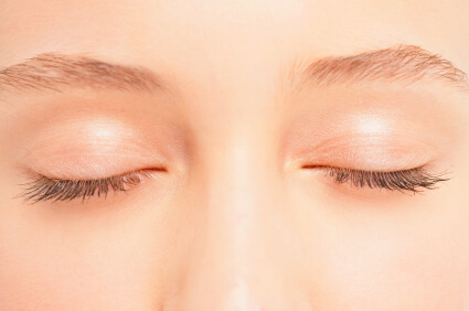 Mulher de olhos fechados