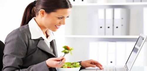 Comer devagar para evitar a distensão abdominal