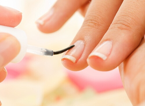 Não pintar sempre as unhas, para deixá-las mais fortes