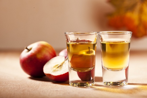 Dois copinhos de vinagre de maçã