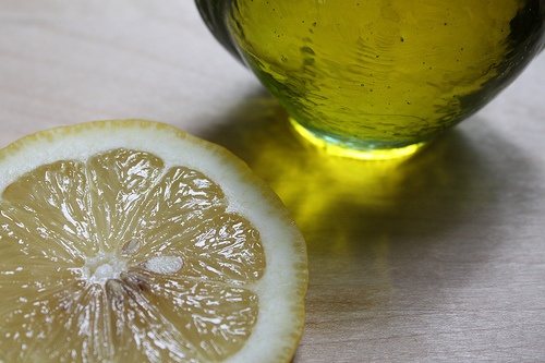 Azeite e limão para prevenir os pés de galinha