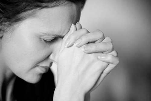 Mulher ansiosa pode ranger os dentes