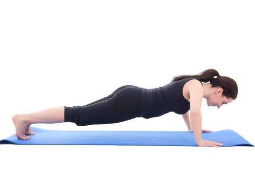 Mulher fazendo flexões para estar em forma
