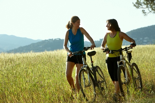 Sal e gordura podem ser eliminados fazendo exercícios, como andar de bicicleta