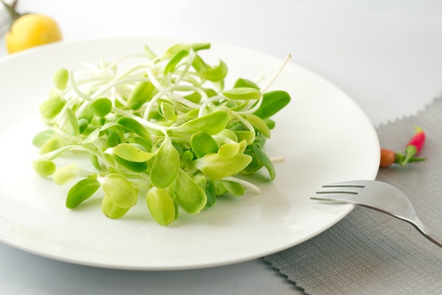 Consuma alimentos crus para combater a tristeza