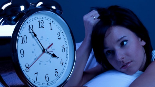 mulher olhando relógio se perguntando como dormir