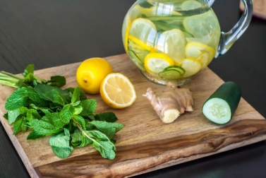 Dieta de desintoxicação e limpeza com limão, gengibre e pepino