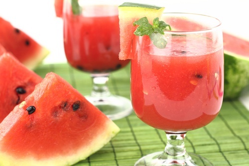 Suco de melnacia para eliminar líquidos