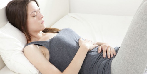 Mulher com infecção intestinal