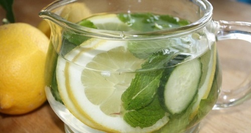 água com limão e pepino para dieta de dexintoxicação