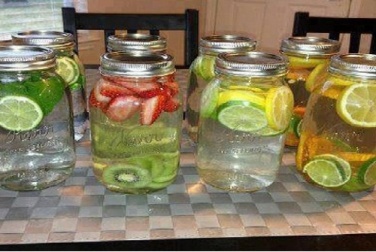 8 águas saborizadas curativas que você tem que provar