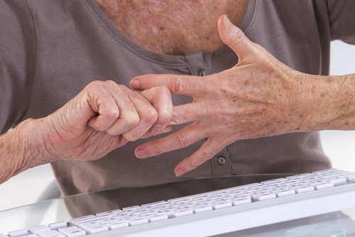 7 exercícios para as mãos que amenizam a artrite
