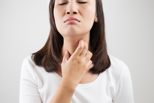 Mulher com dermatite no pescoço