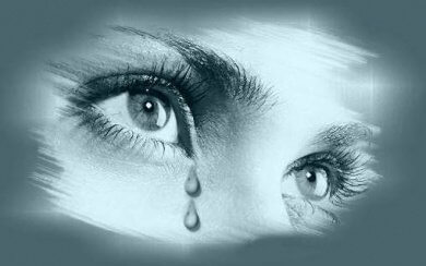 Mulher com as pupilas dilatadas por chorar