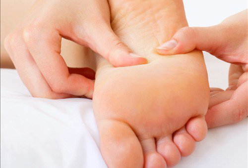 Massagem no pé para combater a fascite plantar