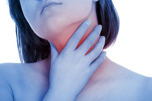 A inflamação das amídalas causa dor de garganta