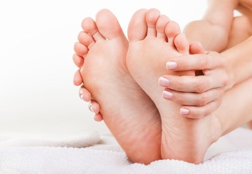 6 exercícios para aliviar os sintomas incômodos e dolorosos da fascite plantar