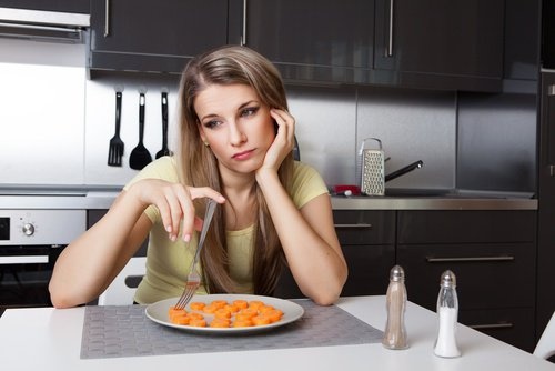 Mulher comendo pasta