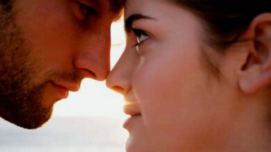 Casal olhando para as pupilas dos olhos