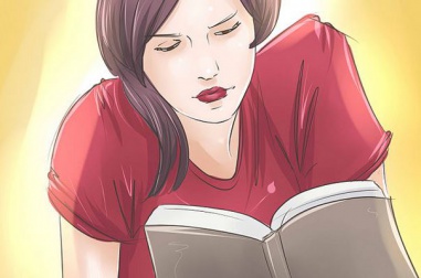 Mulher com as pupilas dilatadas pela concentração na leitura
