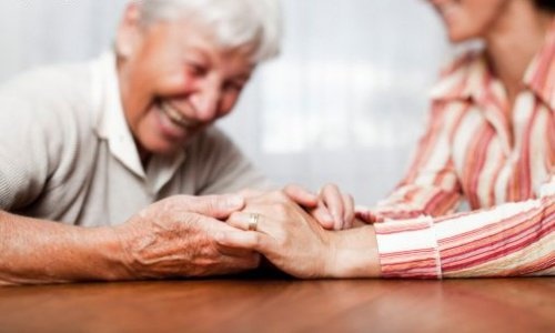 Idoso e cuidador representando a Síndrome do cuidador