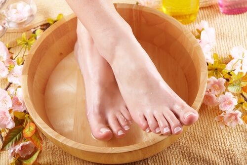 Como eliminar calos e verrugas dos pés